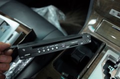  採用したDVDプレイヤーは海外製ですが入力端子を備えており、地デジチューナーとDVDをリモコンで切り替えることが可能です。 