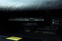  今回はコンソールボックスに収めました。頑張れば純正オーディオ部分へのインストールも可能です。 