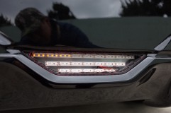 30系G'sプリウスの車検前修理とデイライト光量UP!! まずは以前加工させていただいたリアのバックフォグLED。表のカバーを外すと中のLEDが見えてきます。確認したところ基盤のつなぎ目のハンダが割れています。