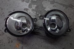 30系G'sプリウスの車検前修理とデイライト光量UP!! フォグランプはどちらも純正品のValeoの刻印がされていますが、明らかに純正品ではありませんでした。中の作りもあまり良くなく、バルブを固定するステーが外れてズボズボに。別替え品に交換してフォグは復旧完了