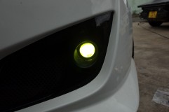 ヒュンダイクーペのフォグランプLED化(HB4) そしてこちらがLEDの発色。真っ黄色です。