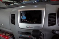 ワゴンRの中古ナビインストール作業 もともとはオーディオ欠の状態でしたが、取付ステーは残っているので一安心です。場合によってはこのステーが欠品している場合もあり、その場合はメーカー部品となるため以外に費用がかかります。
