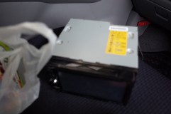 ワゴンRの中古ナビインストール作業 今回取り付けるのはKenwoodの彩速ナビ12年版です。地デジはワンセグで、アンテナもフルセグのものはそのまま使えませんでした。端子が奥まで刺さらず受信エラーになるため、端子加工して無事取り付け完了しました。GPSアンテナは純正品ではなかったのでエラー表示が出ましたが、電波は正常に受信しているようです。毎回エラーメッセージが出るので、気になるようであれば純正品への交換が必要ですね。