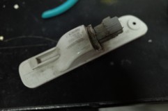  こちらのメーカーはベンツやBMWのヘッドライトを出しているDEPOです。作り自体は悪くない感じですが、どうやら水の侵入口は電源のコネクター部です。若干のぐらつきと隙間があるようなのでシリコングリスを充填しておきました。 