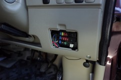 アトレーワゴンのウィンカーポジション施工 ウィンカーの回路は運転席側のこの周辺に集中しているので、ここだけで配線完了します。