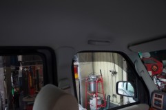  まずはピラーを外すためにシートベルトを外します。ピラー自体はリムーバーで簡単に取り外せますが、サイドエアバッグがある場合は結構難儀な場合が多いです。 