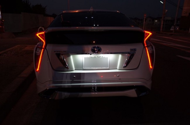 50プリウスのナンバープレート灯LED交換 50プリウスのナンバープレート灯LED交換