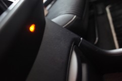 プリウスアルファーのミラースイッチ(イルミ付き)交換と手元照明追加 定番のセンターコンソール内にLEDを取り付けました。