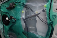  照明増設には電源を持ってくる必要があります。HondaやNissan、欧州車ではドア配線がコネクタータイプで配線追加が困難ですが、Toyota系車両はケーブル直なので容易に通線できます。 