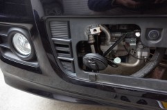 NBOXのナビ&ホーン&LEDカスタム施工 純正ホーン位置はナンバープレート裏ですが、メンテナンス性や防水性を考えてエンジンルーム上部に設置しました。