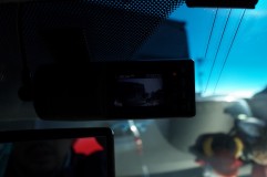 デミオのドライブレコーダー取付とリアフォグランプ取付 液晶が見える位置とのことで、運転席側のミラー裏に取り付けしました。
