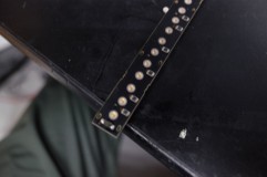 18系クラウンのハイマウントブレーキ修理 基盤の上にLEDチップが直接配置されるCOBタイプ。ちょっと触るだけで樹脂と基盤が外れてしまいました。おそらく不点灯の原因もこれだと思われます。