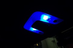 50型プリウスの室内間接照明とドリンクホルダーイルミコースター ここまで来たら全部青で。ということで室内灯も青に統一しました。