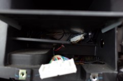C25型セレナの地デジ取り付け チューナーはComtec製の4×4です。国産は感度が異なります。