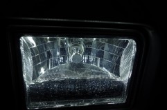 64型エブリィのヘッドライト・フォグランプLED化 エブリィのフォグランプは通常のLEDだとバルブ方向が斜めになってしまうため、角度調整タイプのLEDを使用します。