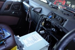 Mercedes Gクラス ゲレンデの後部座席用モニター設置とフロントモニター交換 各種設定をCanbus上で行うため、Can+とCan-に割り込み配線します。