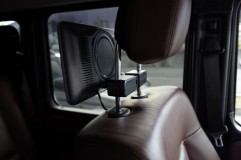 Mercedes Gクラス ゲレンデの後部座席用モニター設置とフロントモニター交換 後席モニターはこちら。「EONON」というメーカーで、背面にDVD&スピーカーを装備しており、お子さんにDVDを見せておくのに十分です。映像入力・出力装備なので様々な使い方ができます。