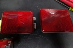  まずはこちら。持ち込みいただいたホンダ バモス用のリフレクターです。市販では専用品が売ってないらしく、今回中古リフレクターを加工してLED入れました。 