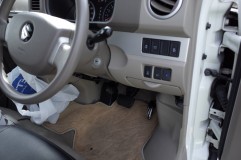  もちろんセキュリティーなので、作業前後で違いと言えばインジケーターLEDぐらいです。この車両は運転席側にすべての配線が集約しているので、配線作業は比較的楽に行えます。 