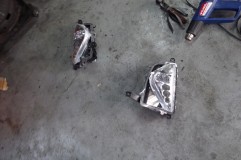 50型プリウスの純正フォグランプLEDのイエロー化 まずフォグとデイライトのユニットを車両から外します。ネジは3本で、バンパー脱着なしで知恵の輪状態で外せます。