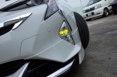 50型プリウスの純正フォグランプLEDのイエロー化 後は殻割りしてイエローフィルムを中に貼るだけ。分かる人にはわかる純正チューン。黄色フォグいいですね~