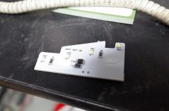 レヴォーグのJewel LED Tail(ヴァレンティ)REVOのテールランプ加工 早速テールを殻割りしてバックランプの基盤を取り出しました。このチップを交換すればいいのですが、熱の放熱の関係で限界があるため、今回も基盤から製作しました。