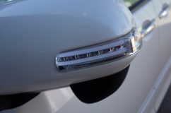 70型ノアのヴァレンティミラーウィンカーの修理 中に3mmLEDが2発使われているので、新品に交換しました。無事に光るようになりました。