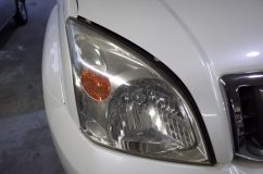 120系ランドクルーザープラドのヘッドライト磨き&黄ばみ取り&コーティング塗装 まずは施工前です。そこまでひどい状況ではありませんが上面はうっすら黄色っぽいです。