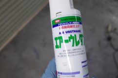 120系ランドクルーザープラドのヘッドライト磨き&黄ばみ取り&コーティング塗装 今回使う塗装はこれで、1本3000円近くする高級品です。2液混合タイプのスプレーで、1回使い切りタイプ。翌日には中身は硬くなります。