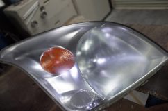 120系ランドクルーザープラドのヘッドライト磨き&黄ばみ取り&コーティング塗装 一回目は垂れドメの捨て吹きで、ブツブツな状態である程度乾かします。