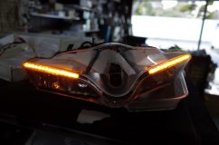 スーパーバイク パニガーレのヘッドライト加工 ウィンカー時に自動で切り替わります。こうすることでカウルのところのウィンカーを省略できるので、空力的にはかなり優位になります。