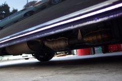 ハイエースのアンダーイルミと室内灯間接照明施工 両面テープで取り付けしてコーキングで補強しました。