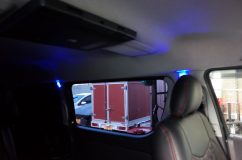 ハイエースのアンダーイルミと室内灯間接照明施工 B・Cピラーに取り付けしました。