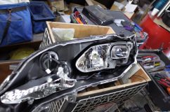 60ハリアーのヘッドライト流れるウィンカー(シーケンシャル点灯)施工 60型ハリアーは接着剤でガッチリ殻閉じしているので基本的に分解不可能なため、カッティングで割ります。