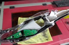 60ハリアーのヘッドライト流れるウィンカー(シーケンシャル点灯)施工 中の部品をバラしてLEDを配置し、配線をシーケンシャル用に施して、殻閉じすればOK。書けば3行です。