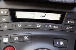 30プリウスのエアコンパネルやスイッチ類のLEDを緑から白色に 400台以上も施工した車両なので、バラし始めから完了まで1.5時間程度で完了しました。