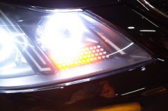  ウィンカーは流れるパターンです。なので配線がけっこう大変なんです。コントローラーを車内に設置したので、左右の配線を引き込む必要があります。 