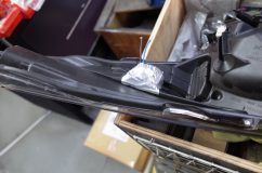 50系プリウスのフォグランプ取付とヘッドライトプチ加工 お客様のご希望でLEDは固定式ではなく、後々球切れしても交換できるようにバルブタイプにしました。簡単ではございませんがバルブは交換できます。