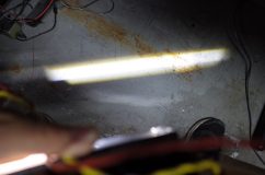 RCオデッセイ後期型の純正LEDフォグランプの高輝度化(照度UP)加工 まずは純正の光軸をチェックします。使われているチップはトヨタ系のフォグランプと同じですが、片側5発も使われています。かなりアンダーロードさせているようで発熱がほとんど無いため、純正チップはほとんど放熱対策がされていません。