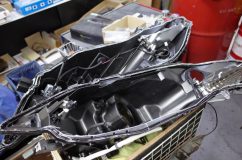  事前にヘッドライトは新品を持ち込みいただきました。殻割をして加工を始めます。 