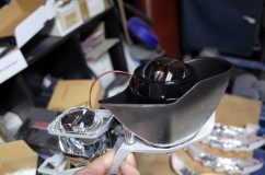  ハイビームにプロジェクターをインストール。ロービームと光軸を合わせます。このとき発光点の高さが異なるので全く同じ光軸には出来ません。走行中パッシングを受けるのはゴメンなので低めに設定します。車検時の光軸調整はロービーム側で受験すれば問題ないと思います。 