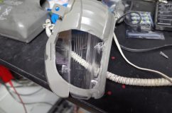  そして新しい方のユニットもくり抜きます。全く同じには出来ませんが、ある程度近いところをカットします。 