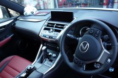  初めて現行のLexusを見させていただきましたが、インパネ周りも完成されていますね。操作もマウスパッドのようなもので行うようです。 