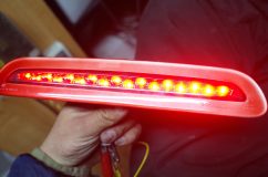 ハイエースのヴァレンティハイマウントLED修理 裏側をかなりカットして修理完了。なかなか大変でした。