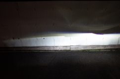  これが左側だけ純正を消した状態。若干低いのがわかると思います。 