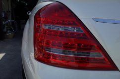  結局原因がわからず車両に戻したら点灯していました。原因は明確ではありませんが、中の基盤が最も怪しいです。ベンツはスモールランプの回路の抵抗値が基準値以上になると、球切れを検知してブレーキランプを調光して点灯させているようです。ブレーキが点灯するのにスモールが点灯しないので基盤が怪しいのですが、復旧してしまうとそれ以上原因追求できません。今回はこのまま納車となりました。 
