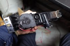 RCオデッセイ後期型の純正LEDフォグランプの高輝度化(照度UP)加工 さらに念には念を入れて裏側に放熱ファンを取り付けました。たぶんこれだけやれば100%点灯でもいけると思いますが、やはり寿命が第一なので50%以下に抑えています。