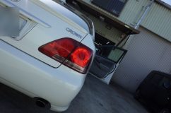 18型クラウンのテールランプ修理2連発(4灯化) 作業前写真を撮ったところですが、あれ?球切れが両方ともない。でも、たまに球切れしているそうなので、迷わず左右ともチップを新品に交換しました。