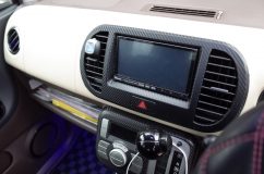 Mocoのアクリル制作日産エンブレム交換とダクトイルミ追加 まずセンターオーディオのエアコンダクトから作業する。左右の丸いダクトにはすでにLEDが仕込まれているため、そこから電源を分岐する