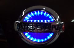Mocoのアクリル制作日産エンブレム交換とダクトイルミ追加 以前取り付けたブラックホールタイプのエンブレムを確認。かなりインパクトがある